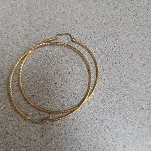 Beautiful 14kt yellow gold hoops.....